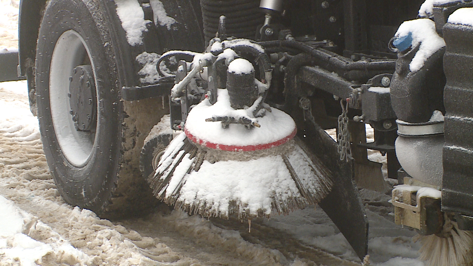 Около 4,3 тысячи тонн реагентов высыпали на дороги Волгоградской области