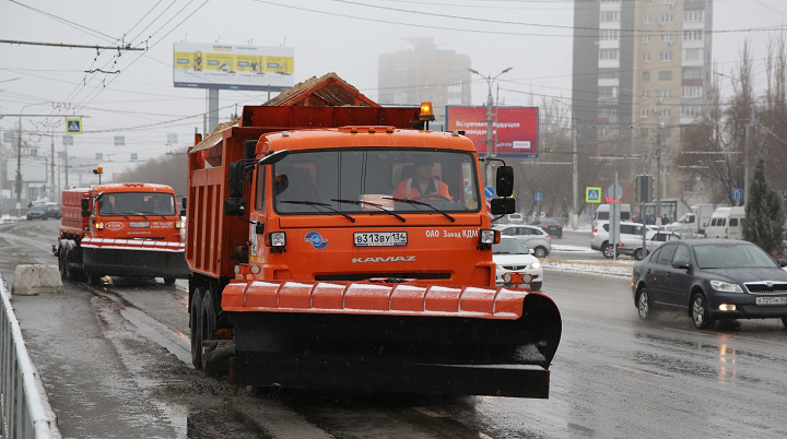 В Волгограде в усиленном режиме обрабатывают дороги от гололеда