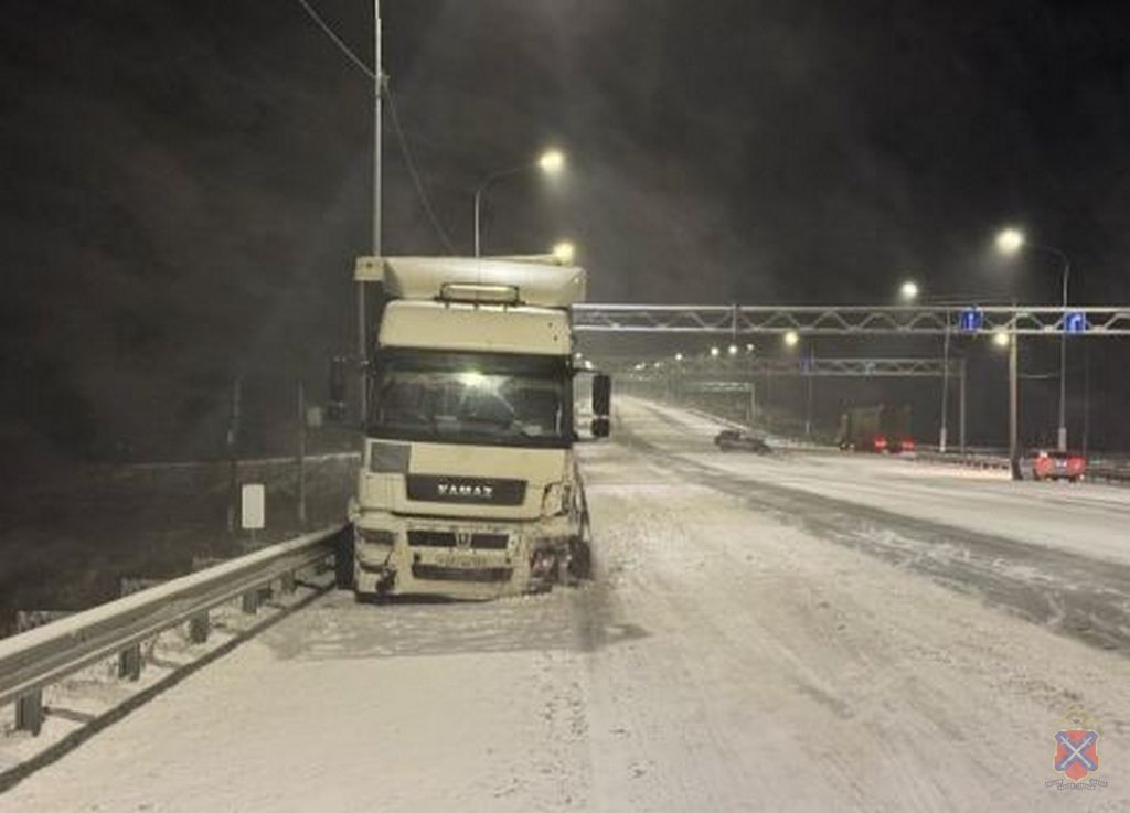 Автомобилист попал в больницу после ДТП с КАМАЗом в Волгоградской области