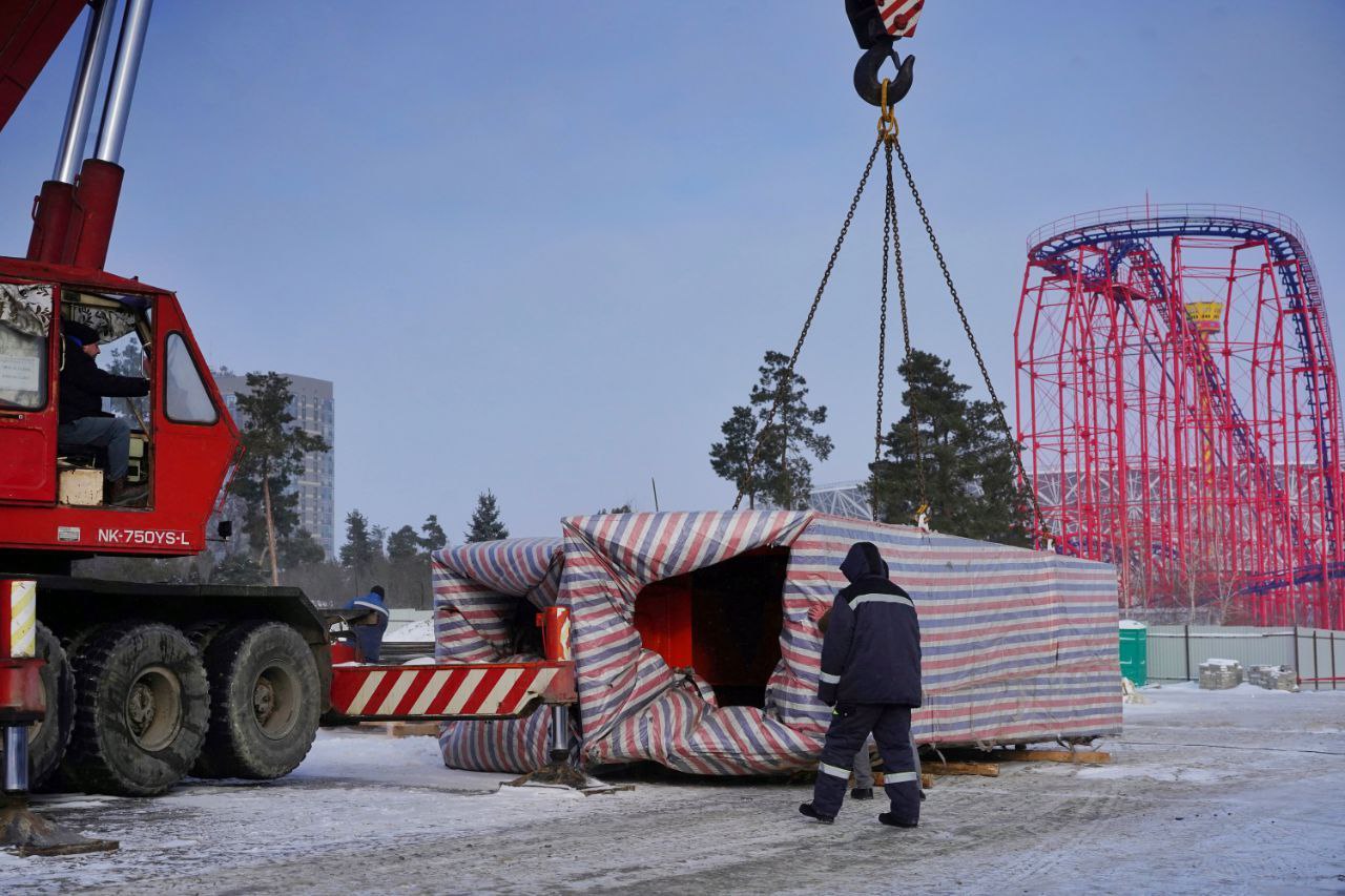 В Центральный парк Волгограда продолжают прибывать детали 120-метрового колеса обозрения