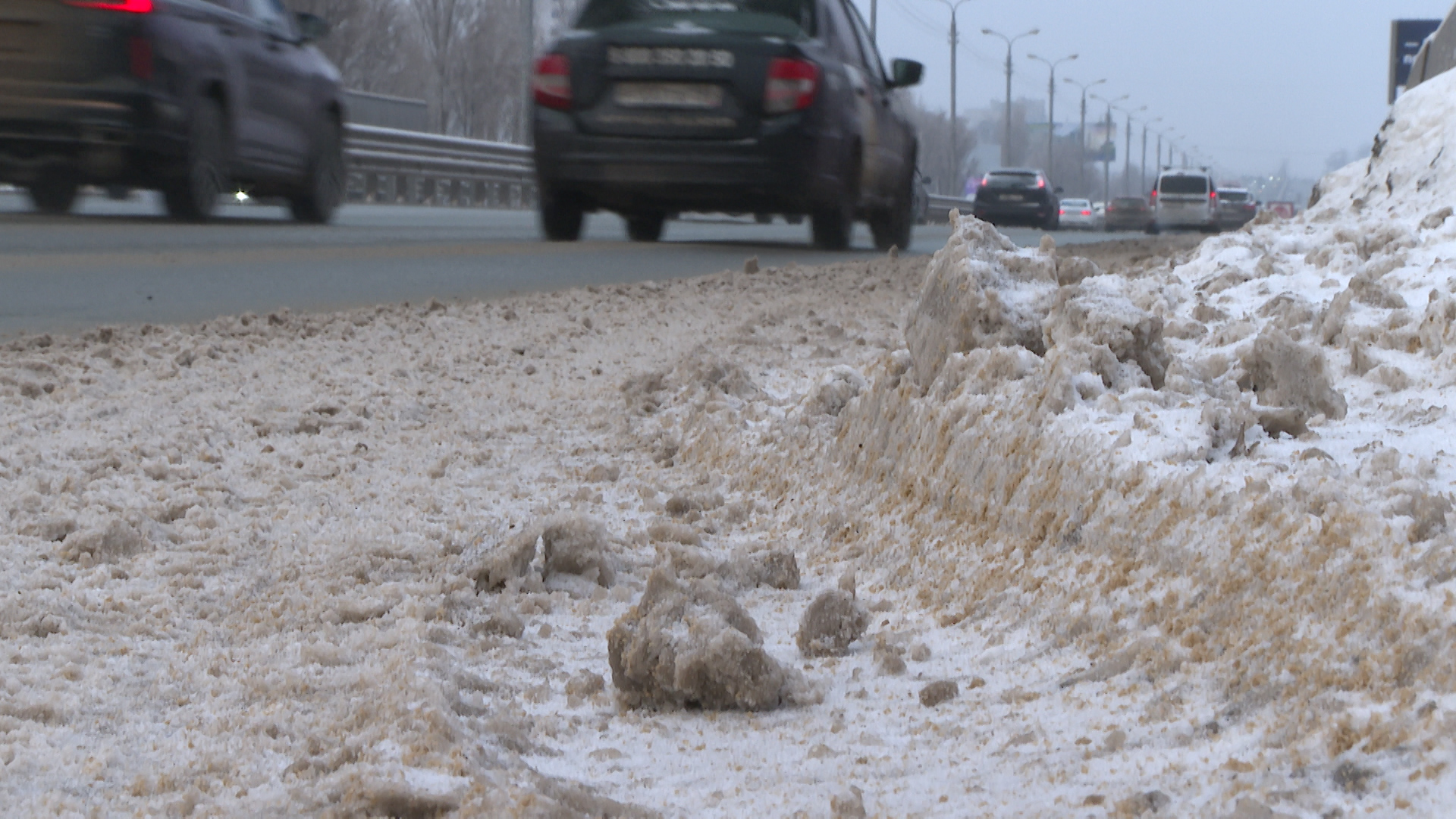 Горы снега: коммунальные службы столкнулись с трудностями при расчистке дорог в Волгограде