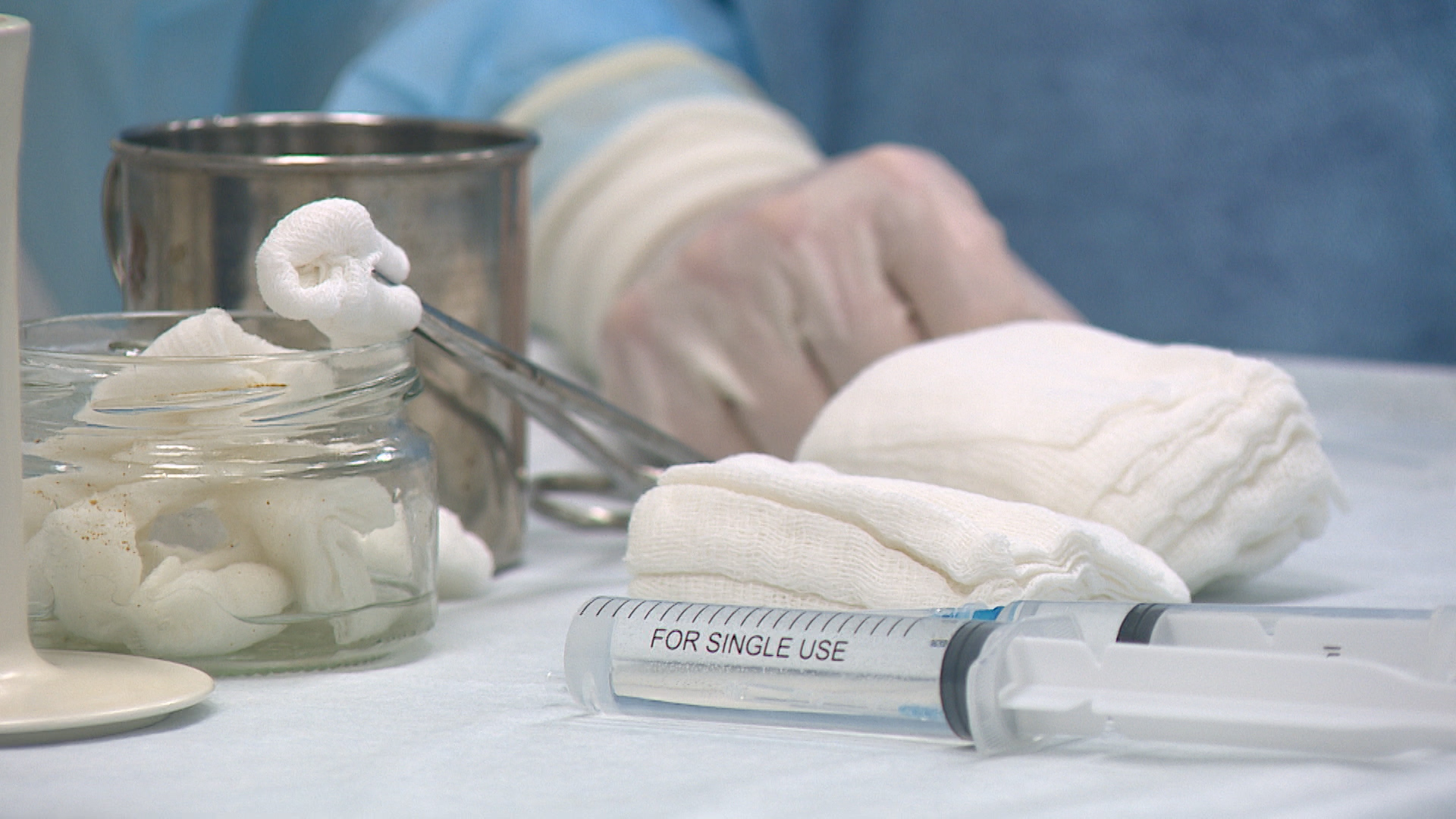 Волгоградские врачи провели экстренную операцию и спасли 19-летнюю девушку