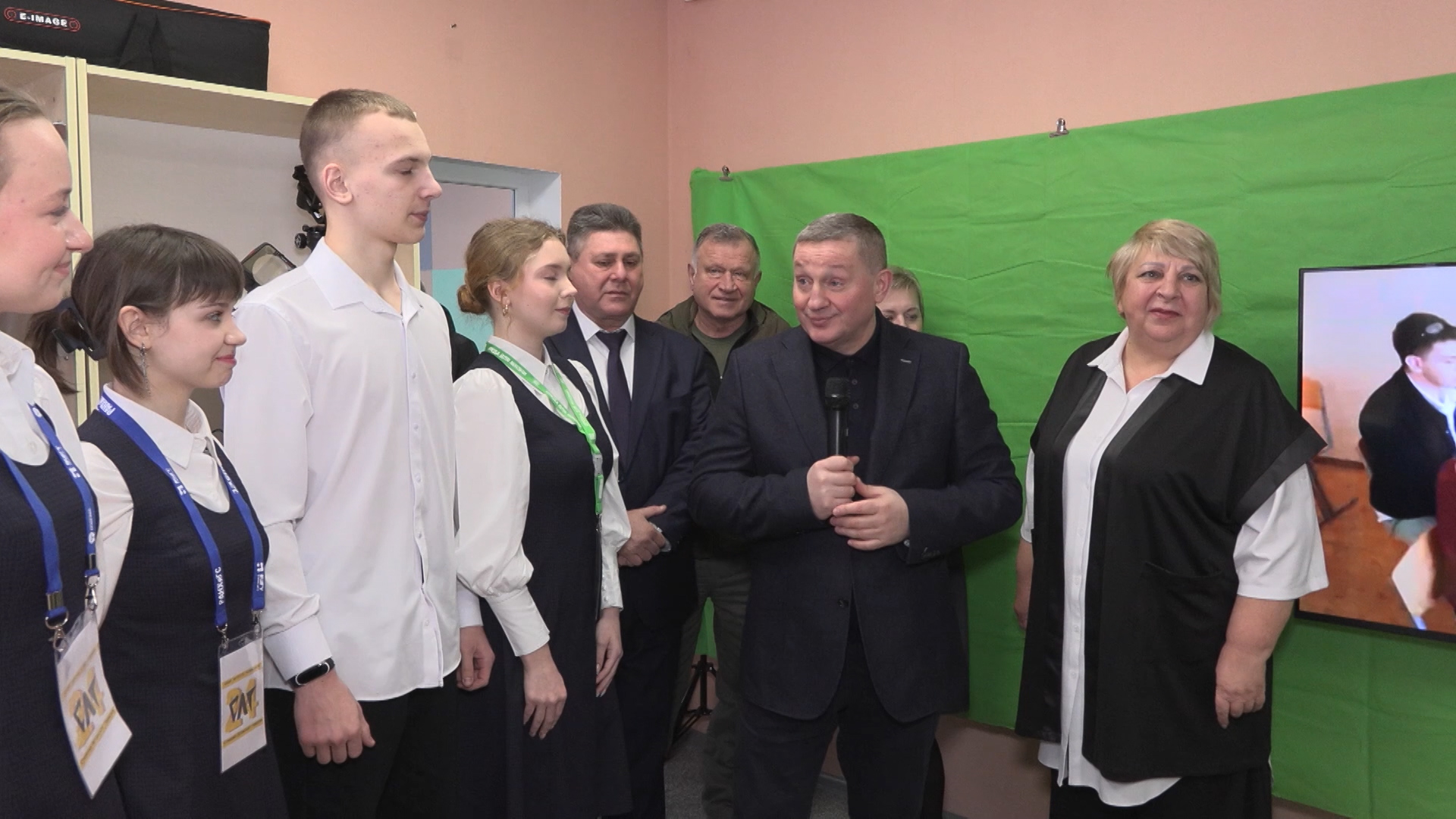 Волгоградский губернатор оценил обновление гимназии и ЦРБ в подшефном округе ЛНР