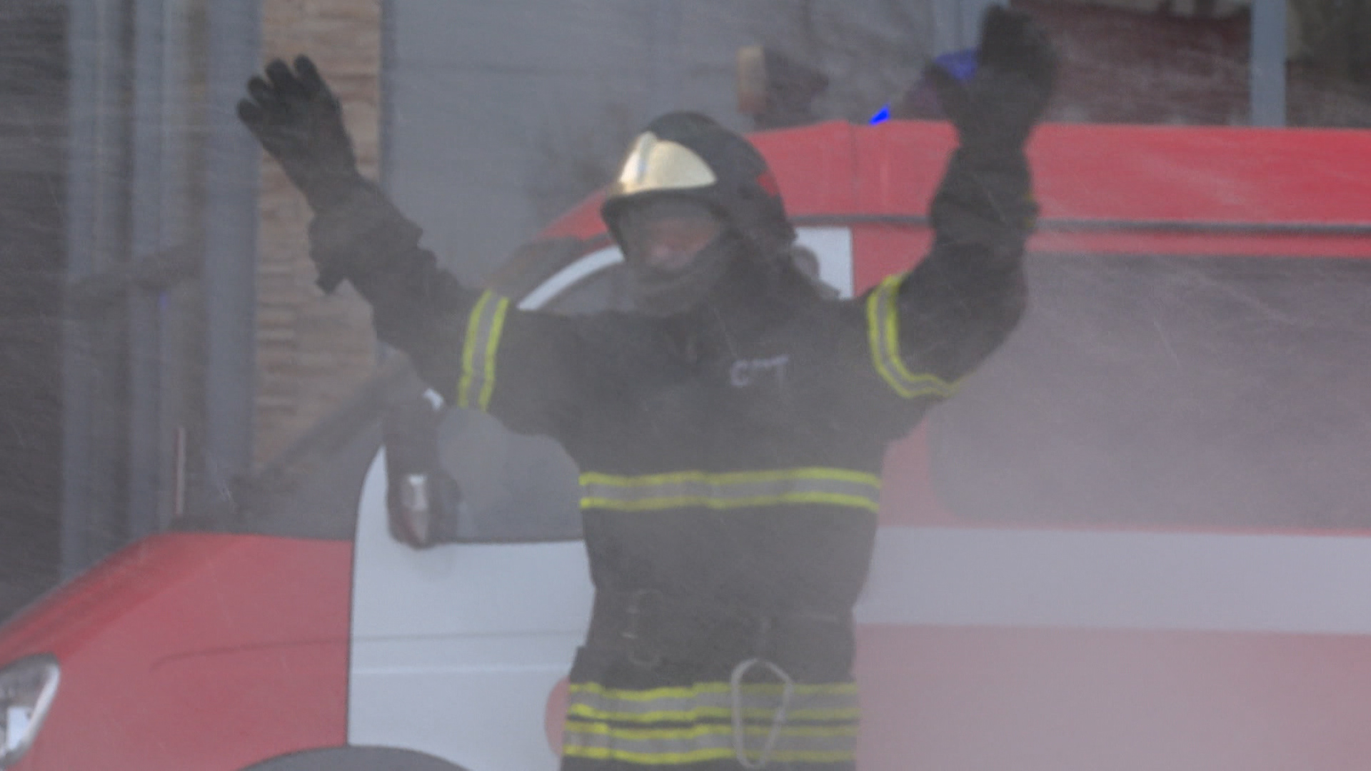 Огнеборца окатили водой в морозный январь в Волгограде