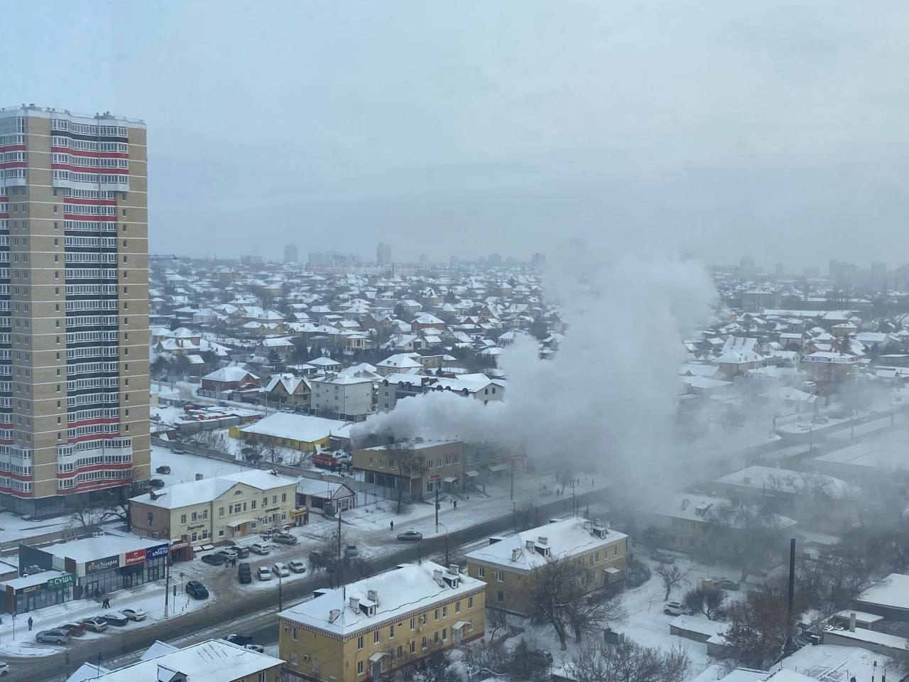 Магазин продуктов загорелся в Дзержинском районе Волгограда