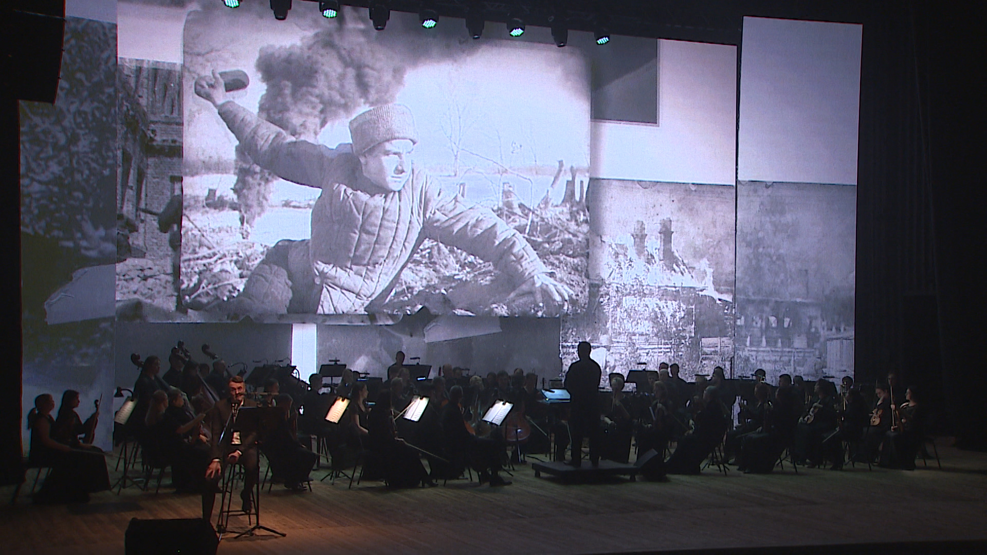 В Волгограде в честь двух памятных событий показали спектакль «Щит и меч Сталинграда»