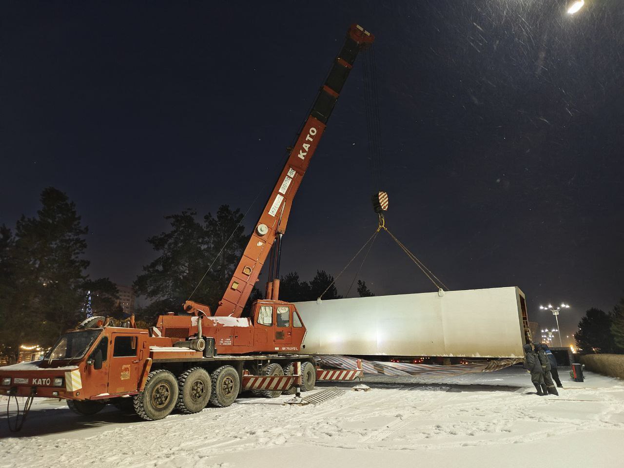 13 машин привезли новые детали колеса обозрения в ЦПКиО Волгограда