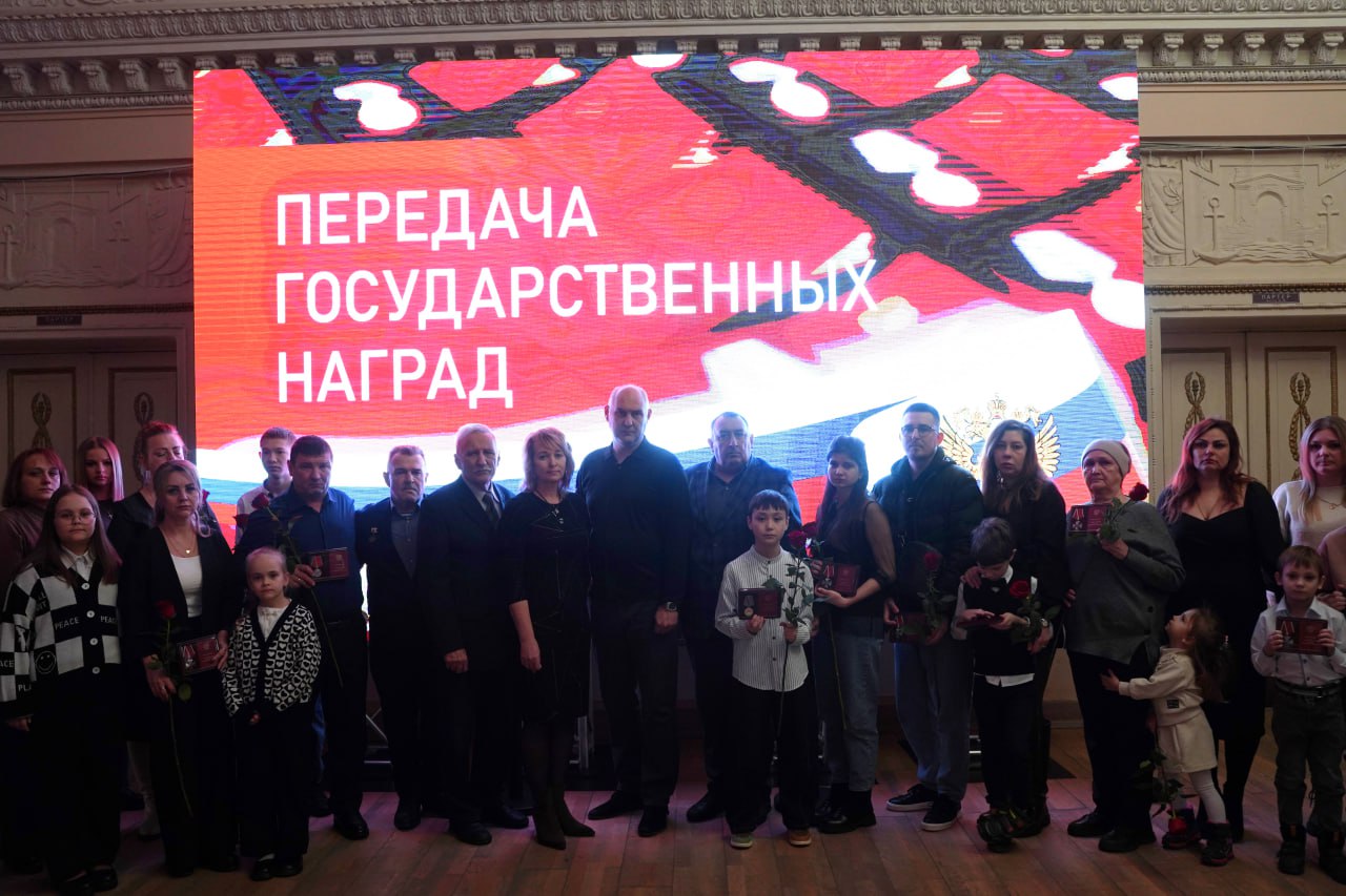 В Волжском семьям бойцов СВО передали госнаграды