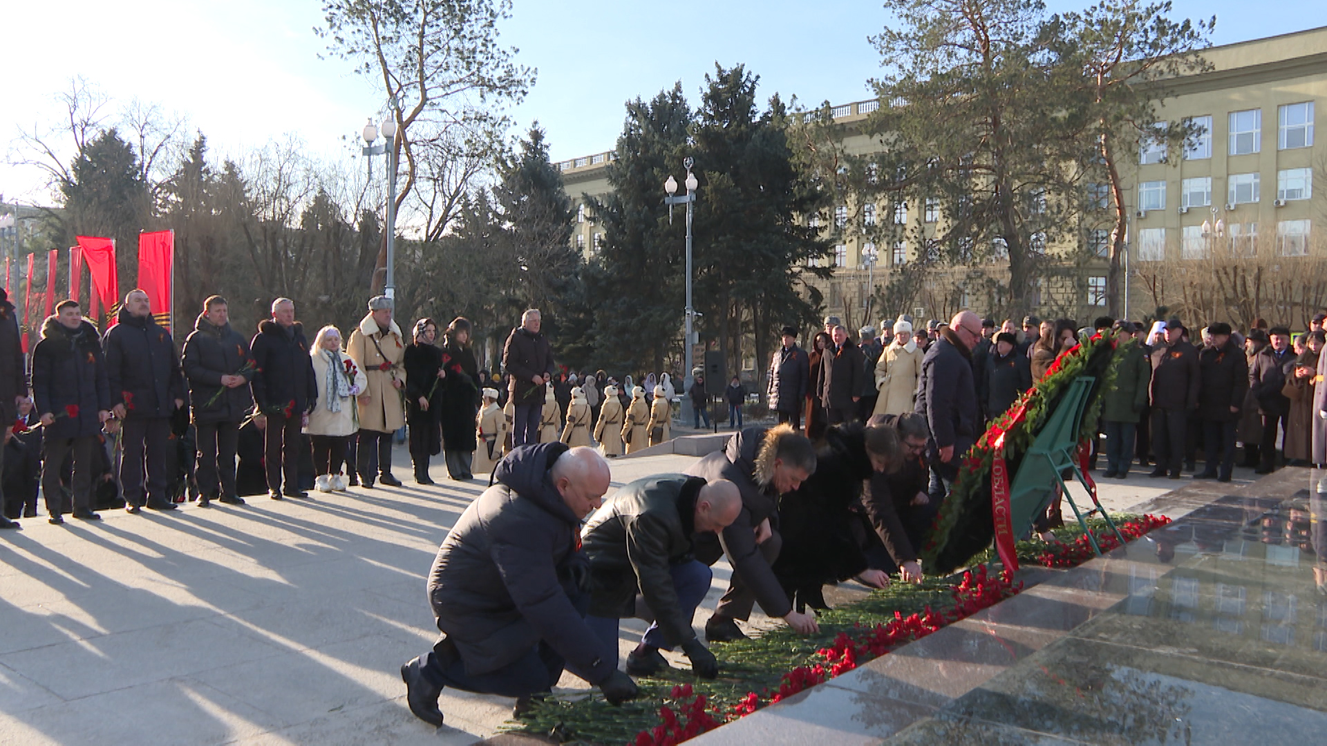 Сотни волгоградцев почтили память защитников Сталинграда у Вечного огня на братской могиле