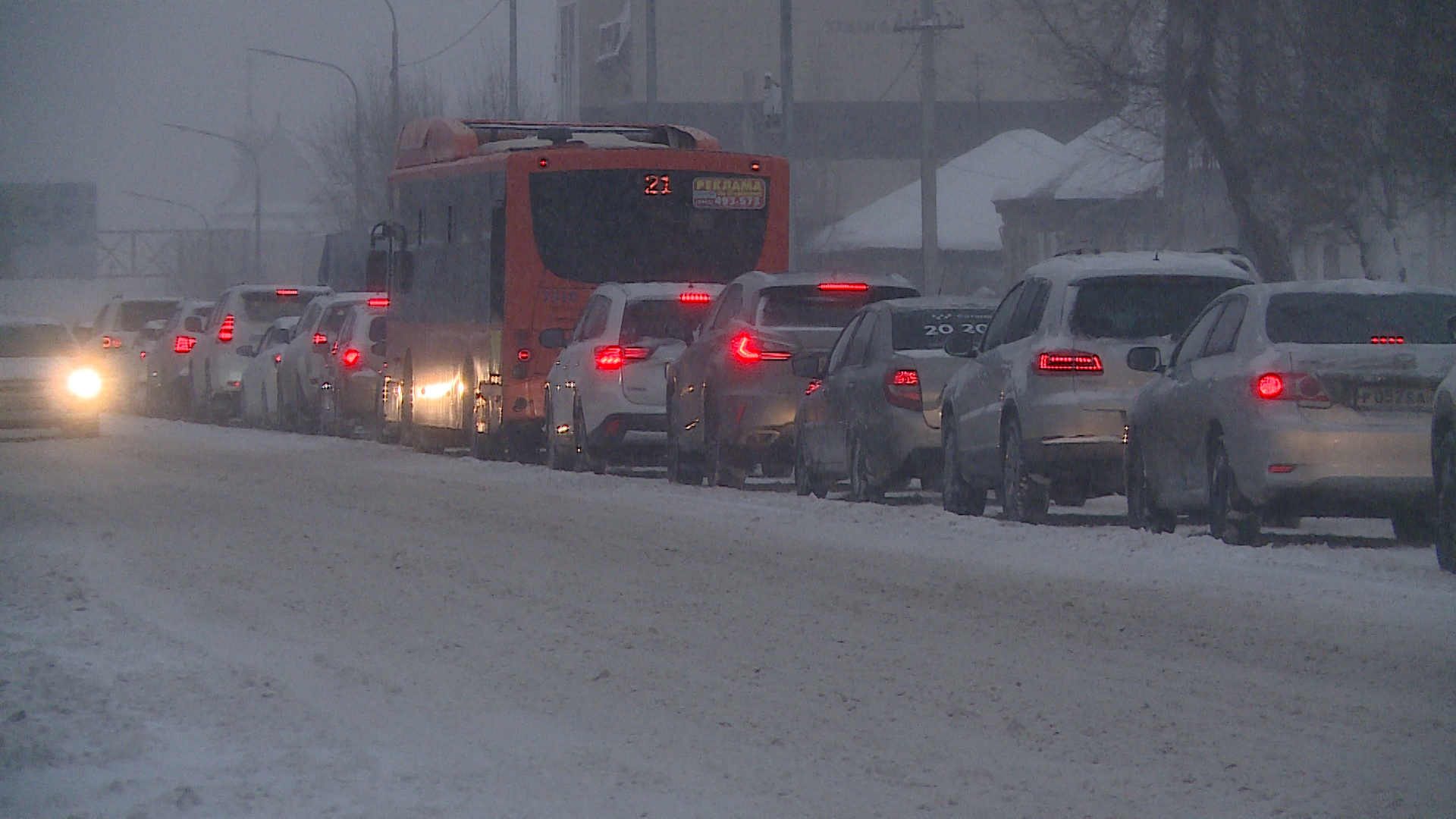 Пробки сковали дороги Волгограда после непогоды