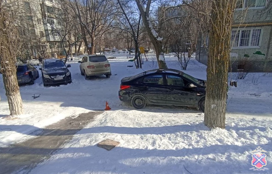 11-летний ребенок скатывался с ледяной горки и попал под колеса иномарки в Волгограде