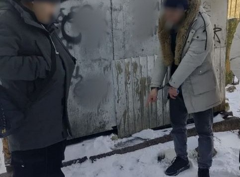 Крупную партию наркотиков попытался сбыть закладчик в Волжском