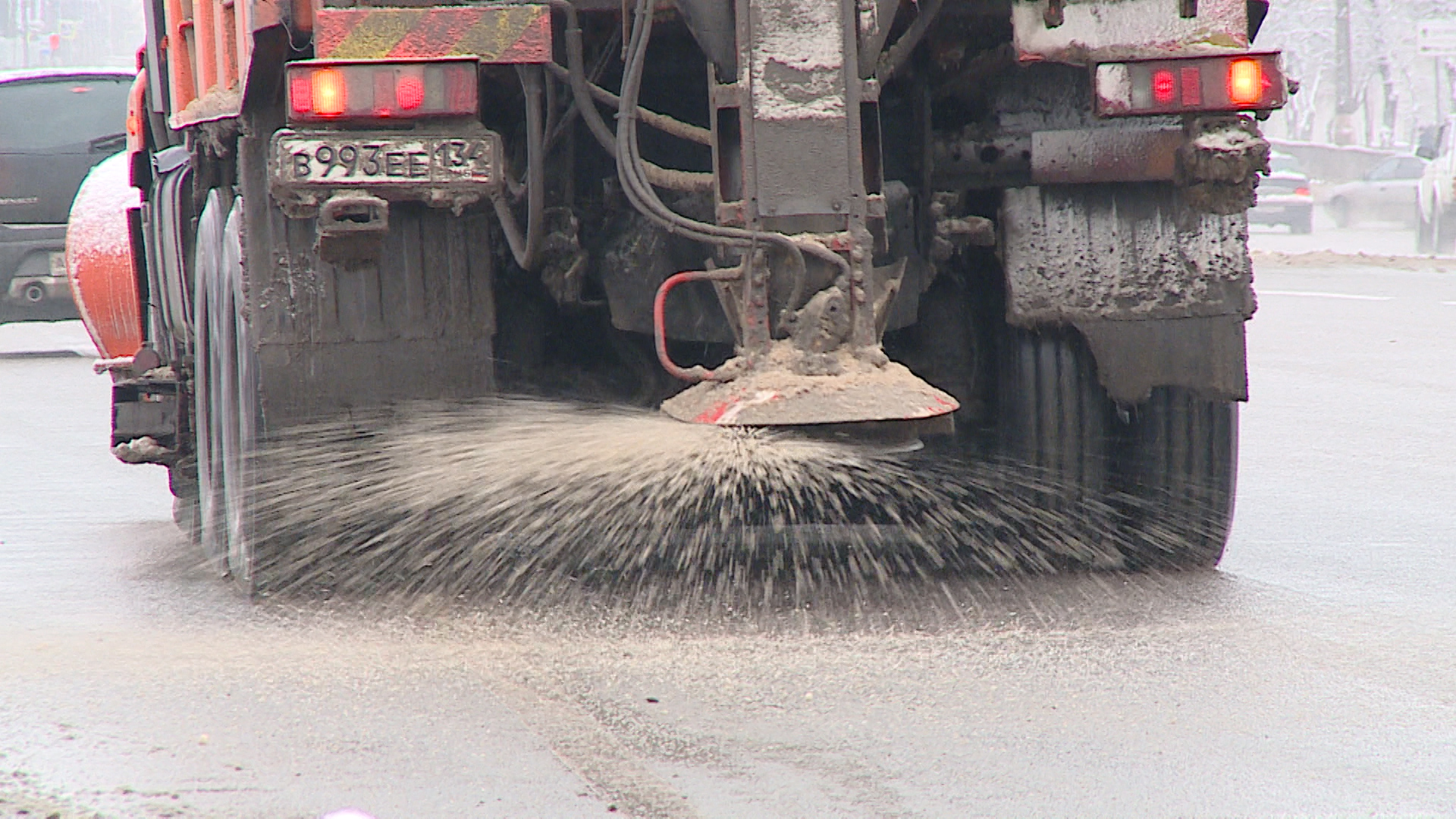 Ночью на дороги Волгограда высыпали почти 1000 тонн реагентов