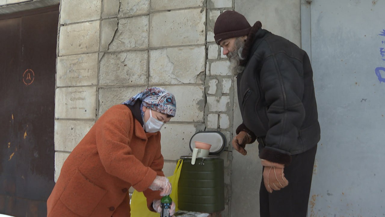 В Волгограде церковные прихожане и волонтеры уже 8 лет готовят еду для нуждающихся