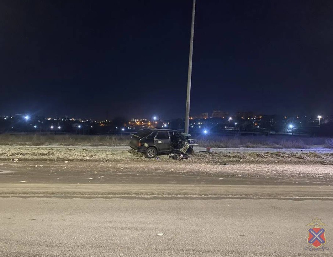 Пьяный водитель и трое пассажиров попали в больницу после наезда на опору ЛЭП в Волгограде
