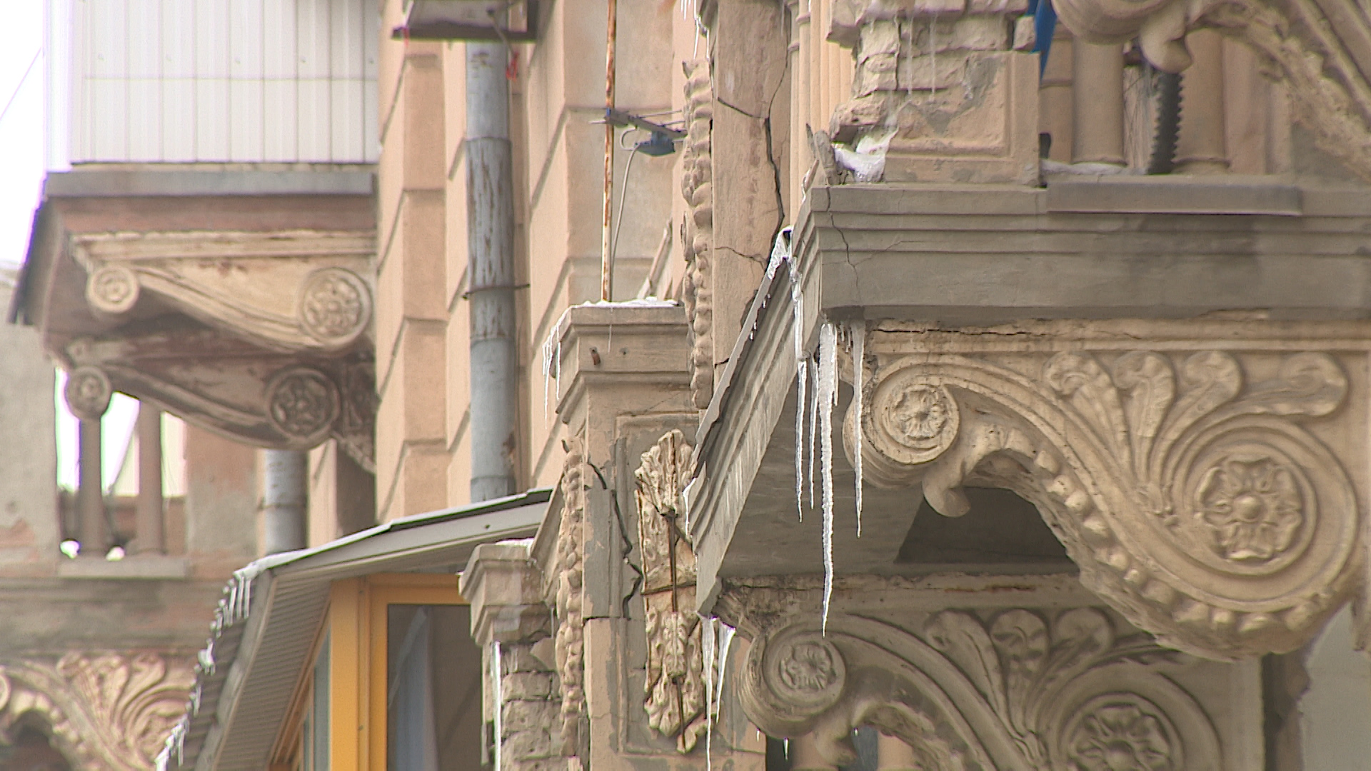 Нависшая угроза: в Волгограде УК привлекают альпинистов для очистки крыш от сосулек