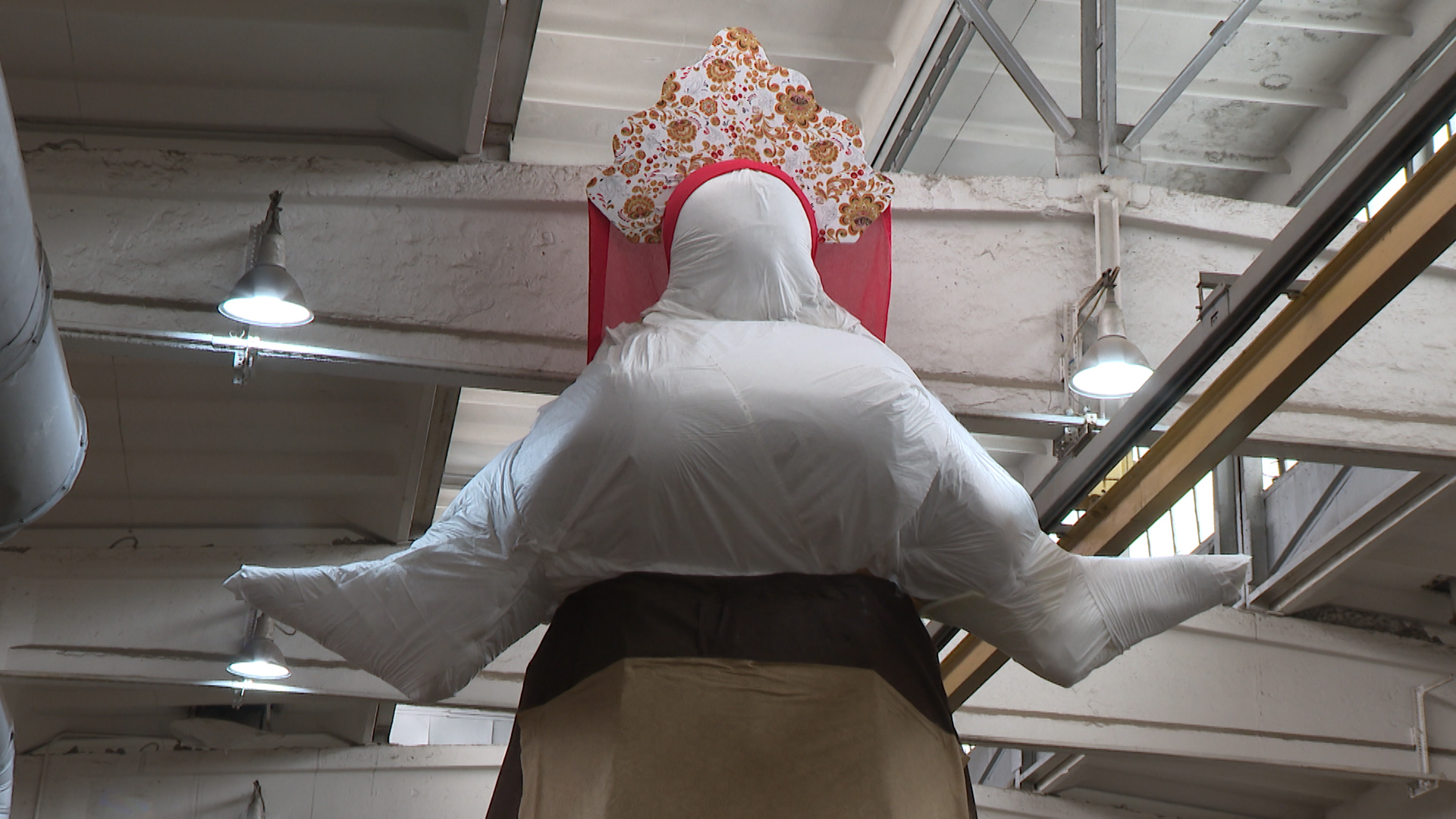 Главное чучело Масленицы собирают для народных гуляний в Волгограде