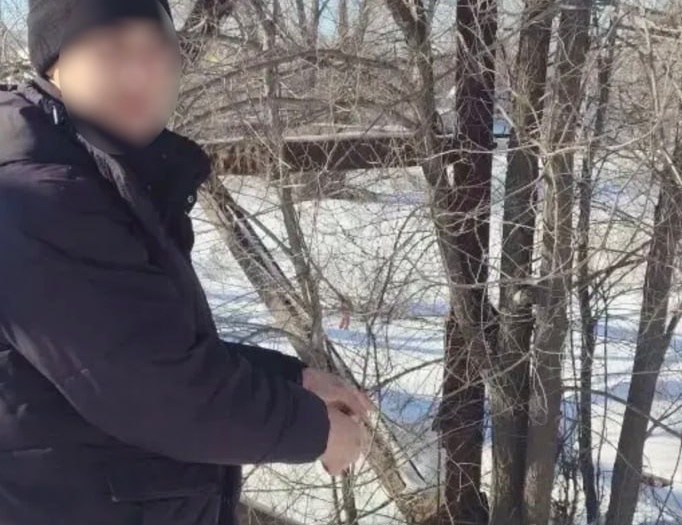 В Волжском наркозависимого поймали за поиском закладки
