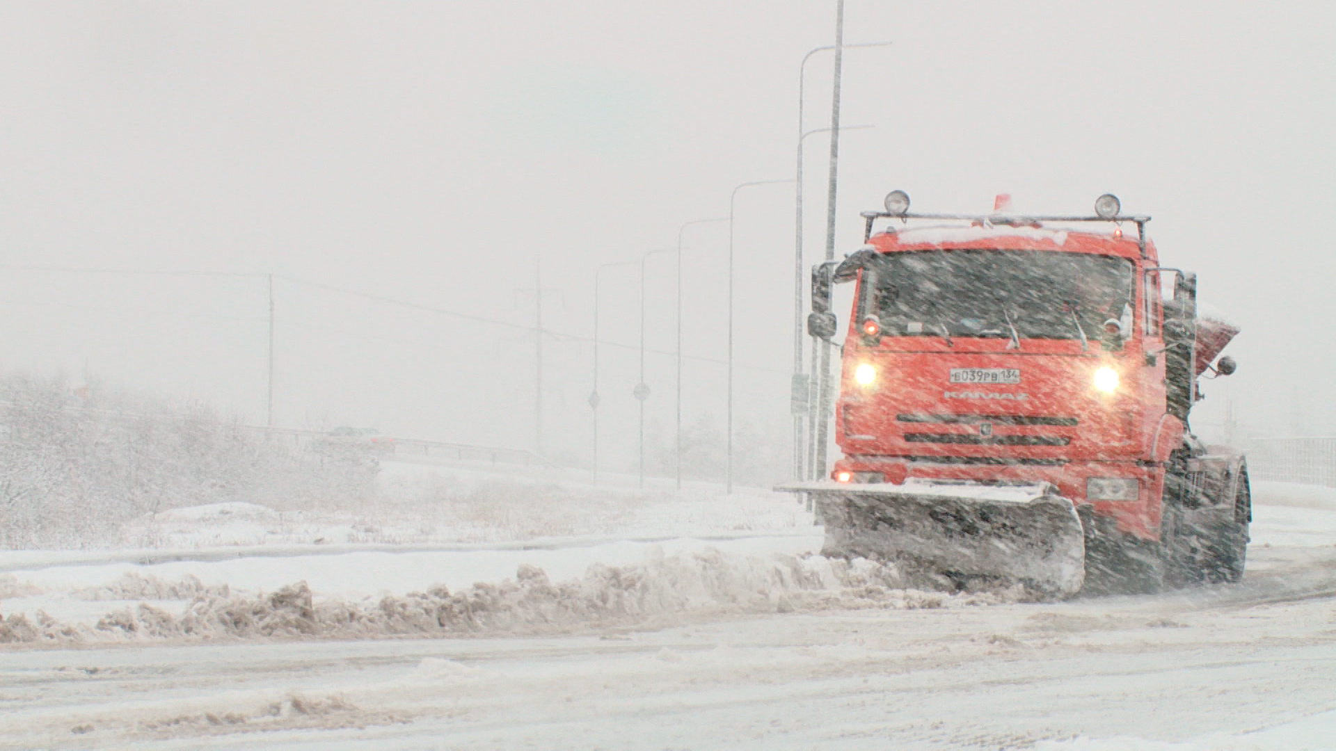 Дороги Волгоградской области вышли расчищать 429 спецмашин