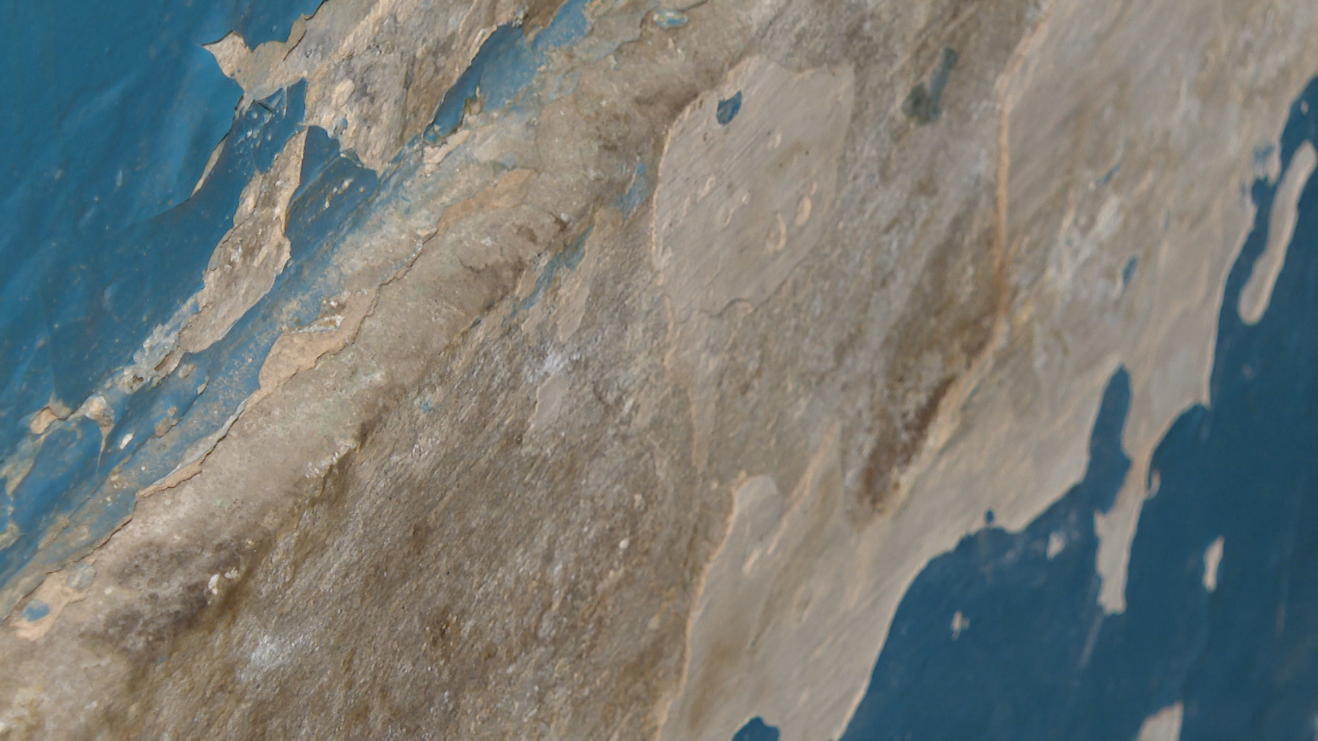 В Волгограде расследуют уголовное дело после обрушения потолка в аварийном общежитии