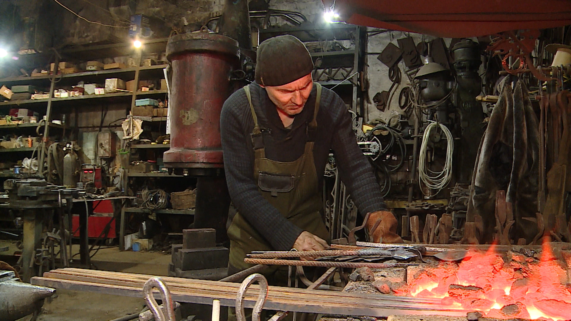 «Железный человек»: волгоградский кузнец создает искусные изделия из металла