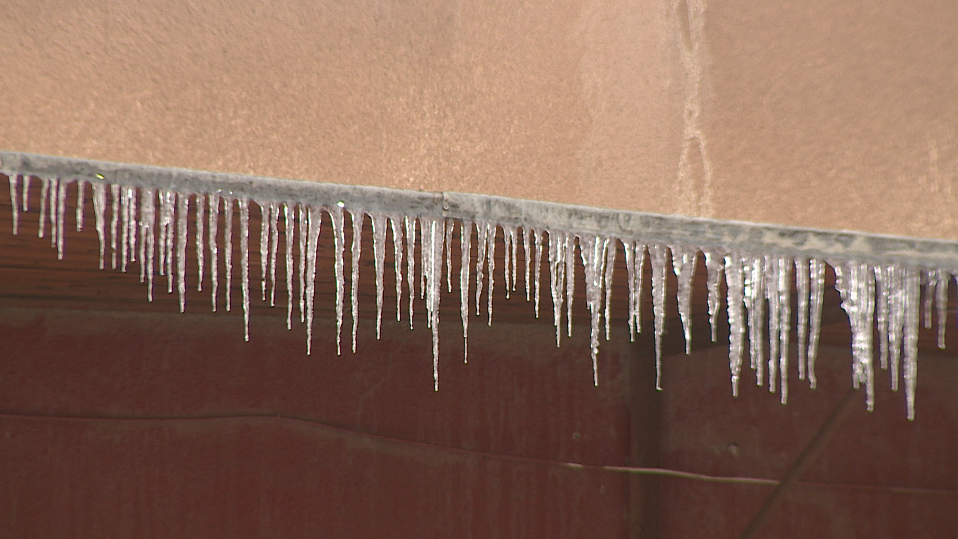 В Волгограде усилили контроль за очисткой крыш от сосулек