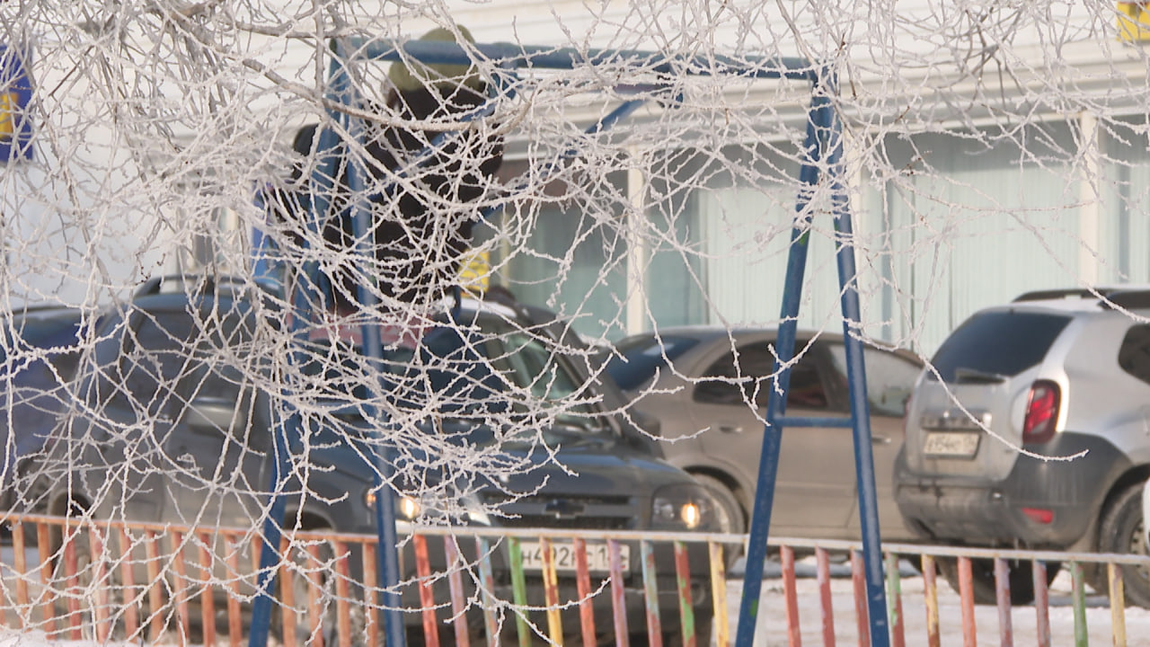 С волгоградской УК взыскали ущерб за падение песочницы на машину