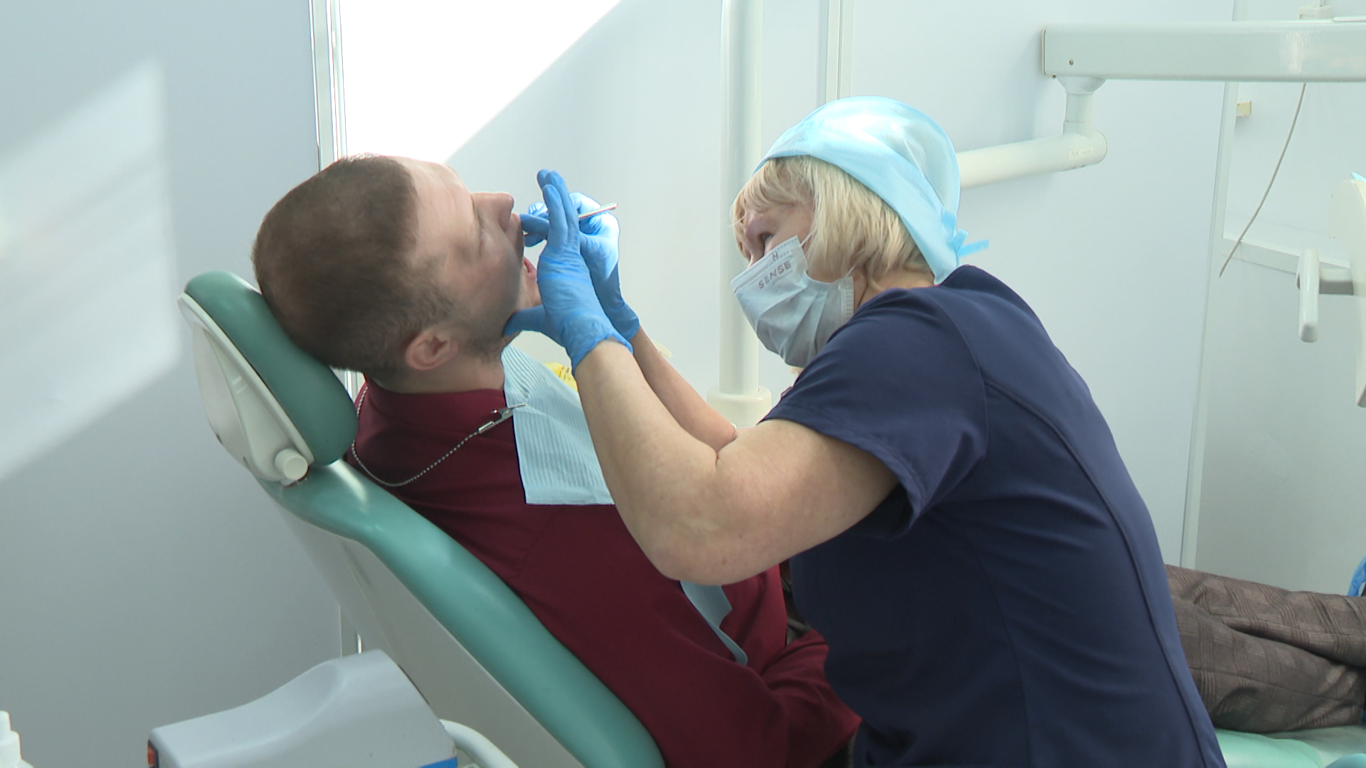 Волгоградские медики бесплатно делают протезирование зубов бойцам СВО