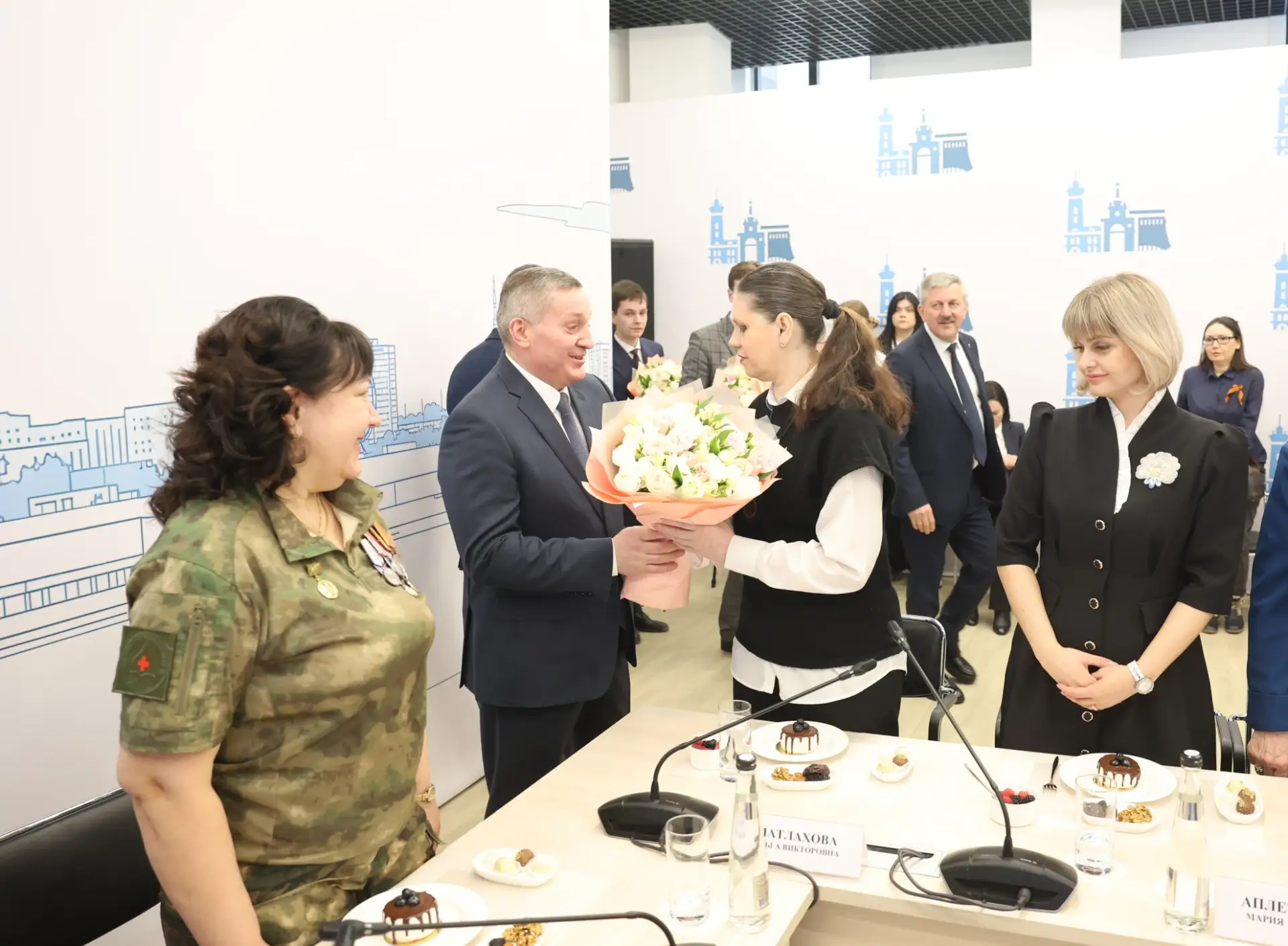 Волгоградский губернатор встретился с участницами СВО, матерями и женами бойцов