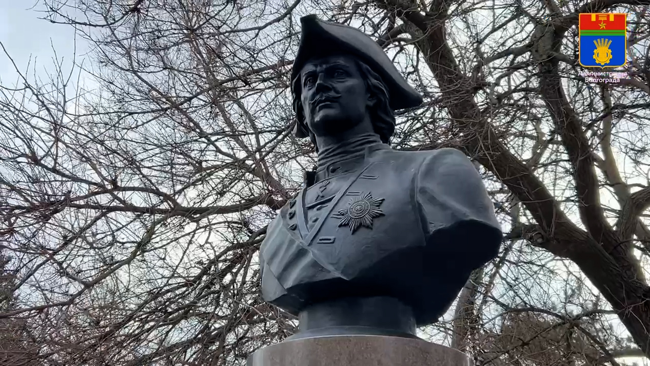В центре Волгограда завершен монтаж нового памятника Петру I