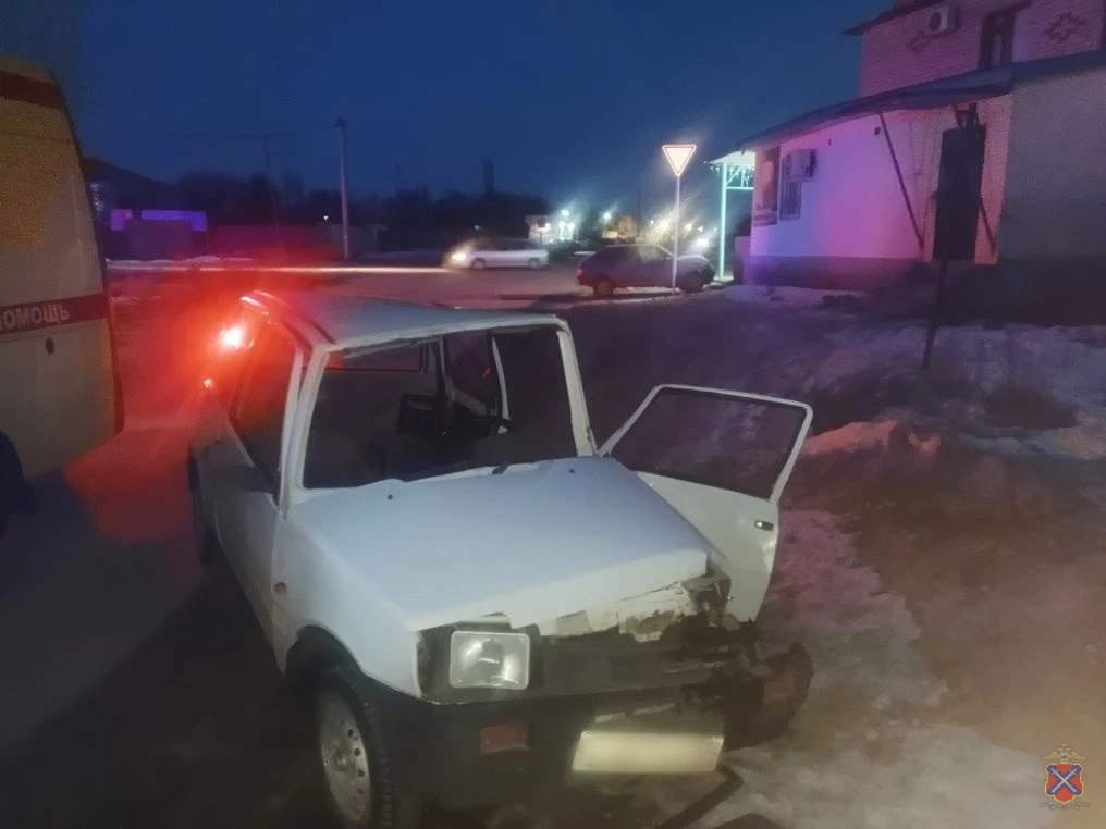 75-летний водитель попал в больницу после ДТП на перекрестке под Волгоградом