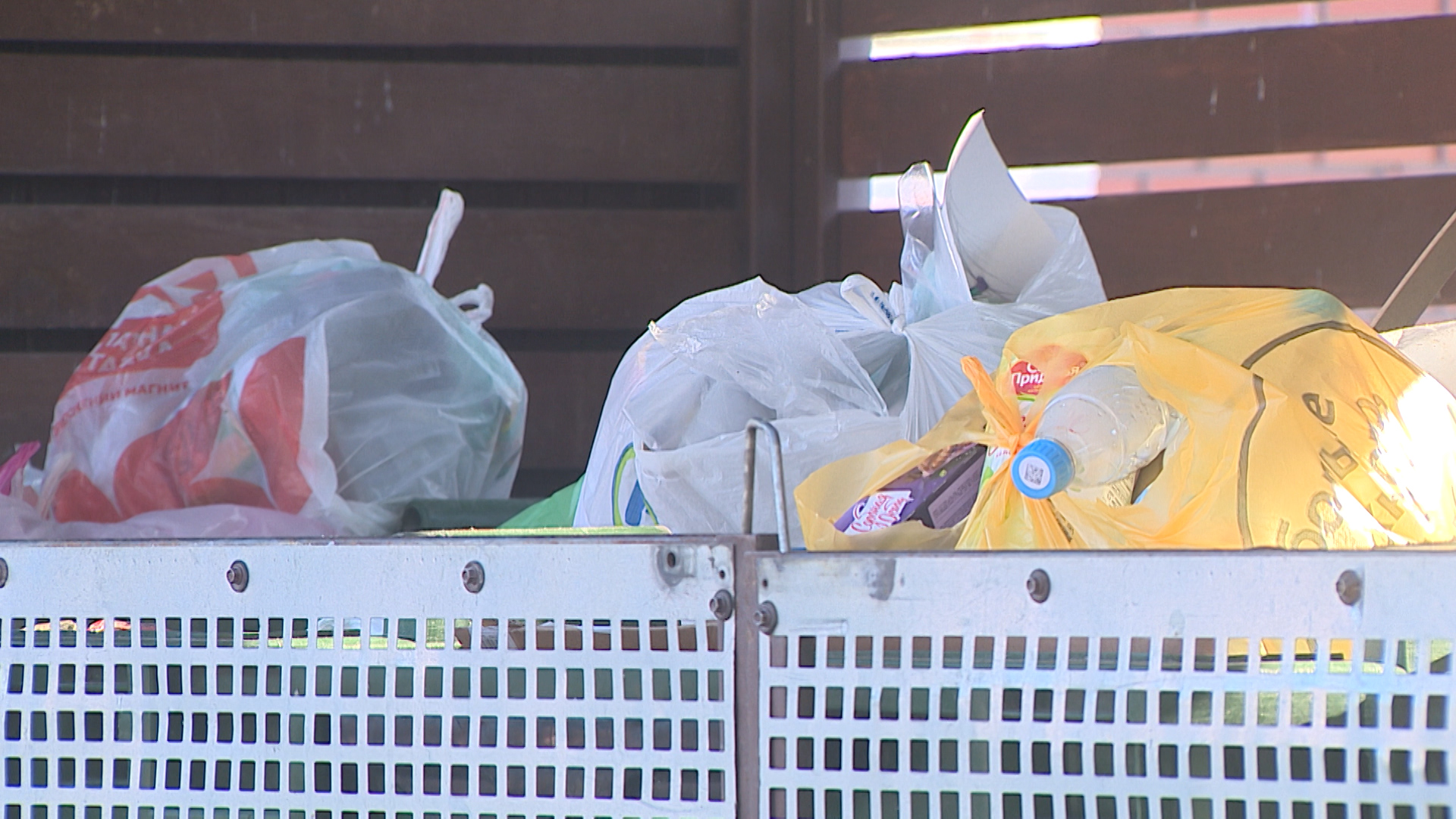 На улице Продольной в Волгограде обязали наладить вывоз ТКО