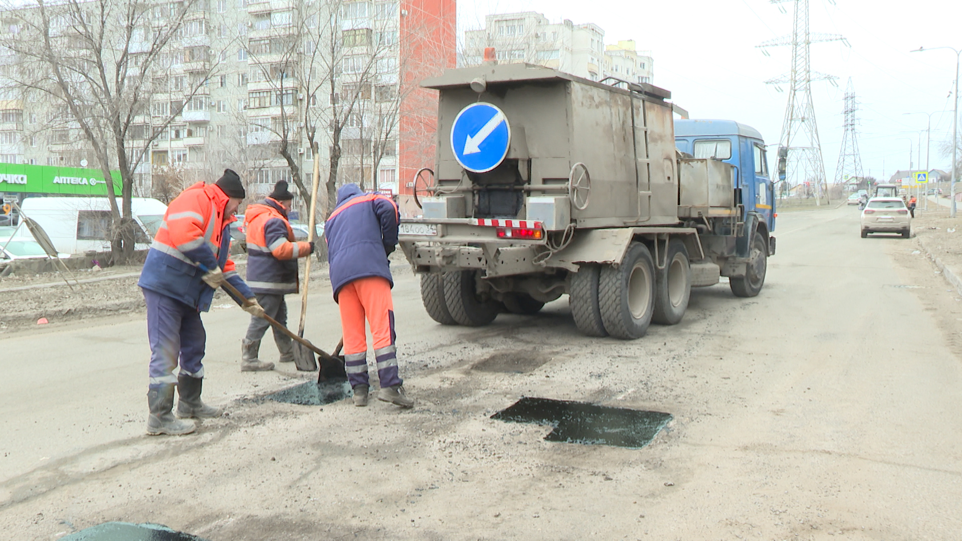 Дорожные службы приступили к устранению ям на трассах в Волгограде