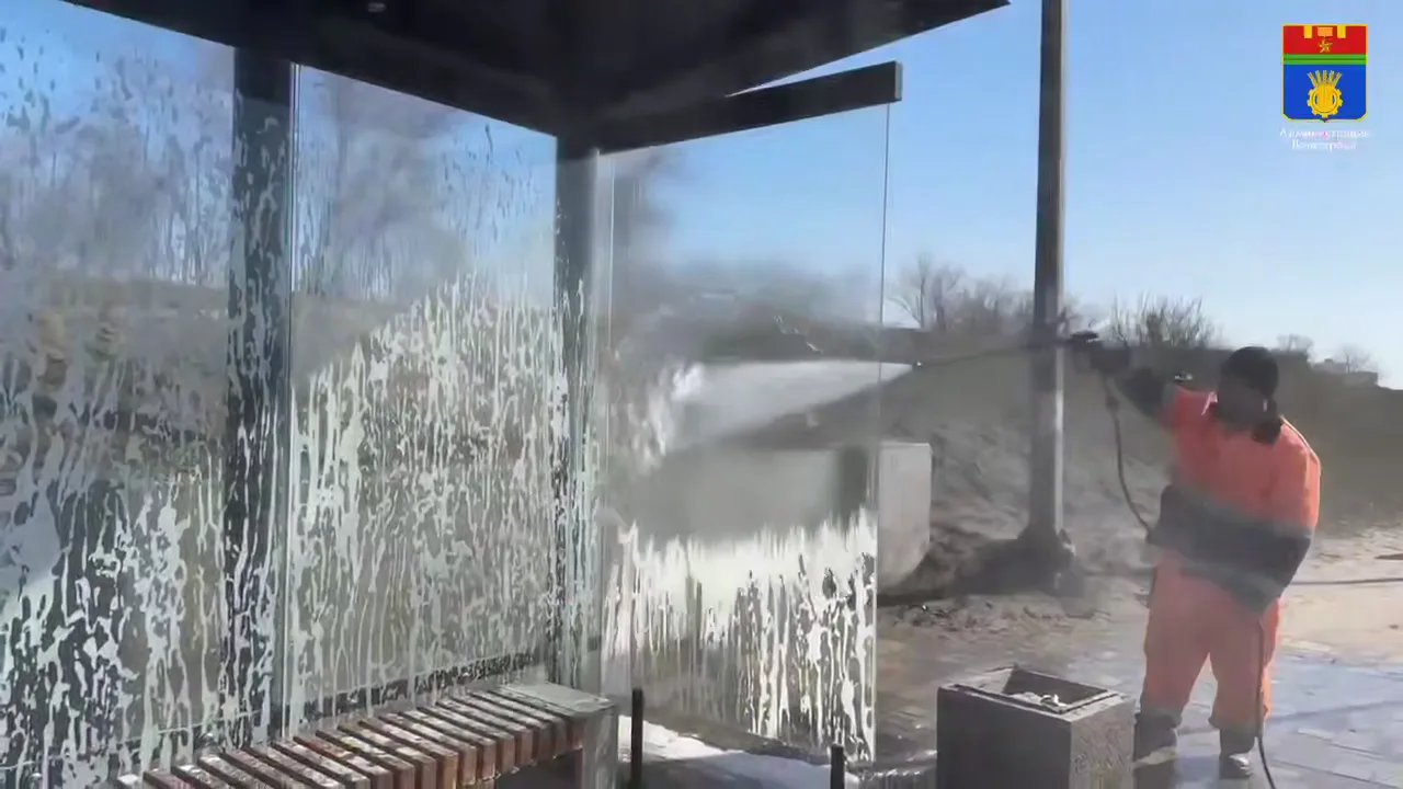 Остановки отмывают в Волгограде после зимы