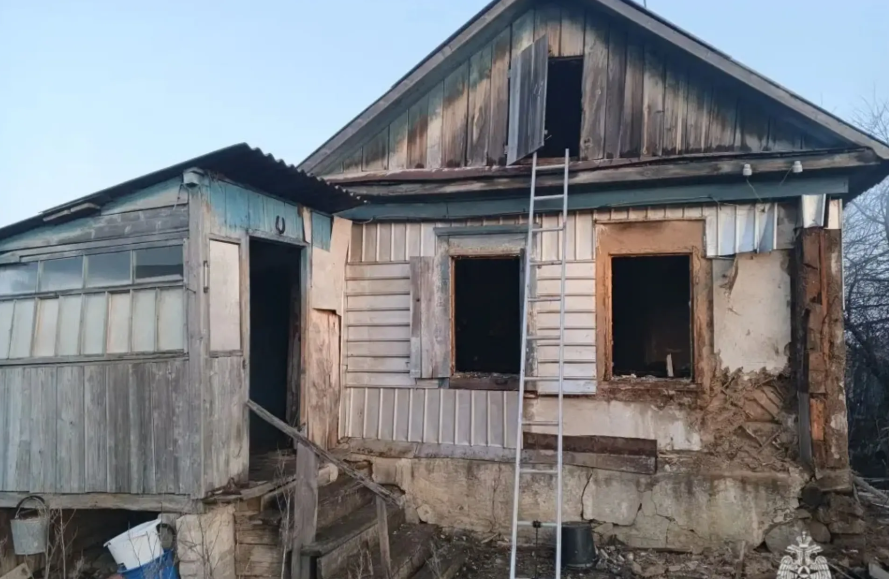 Тело пенсионерки нашли в сгоревшем доме в Волгоградской области