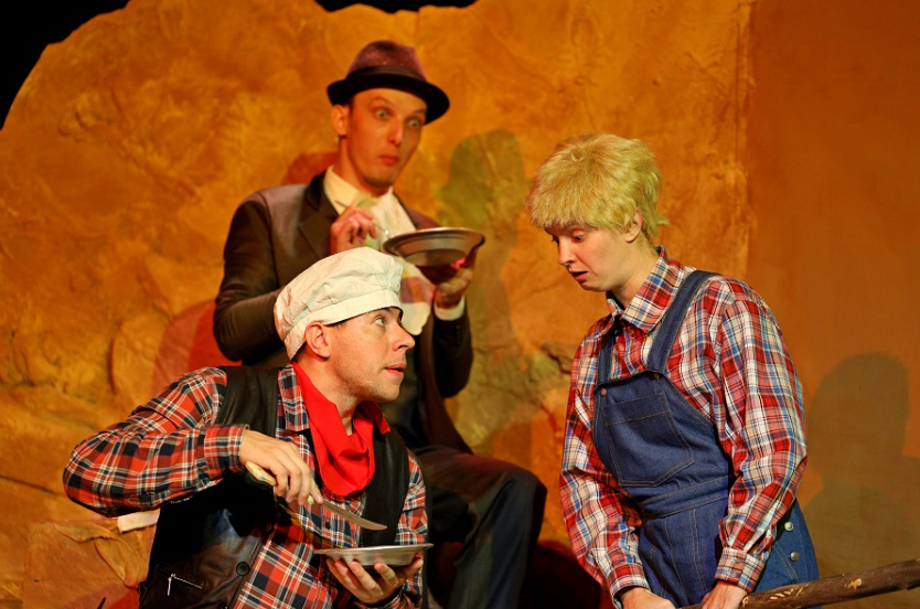 Актеры казачьего театра Волгограда выступили с лучшими работами на новых сценах