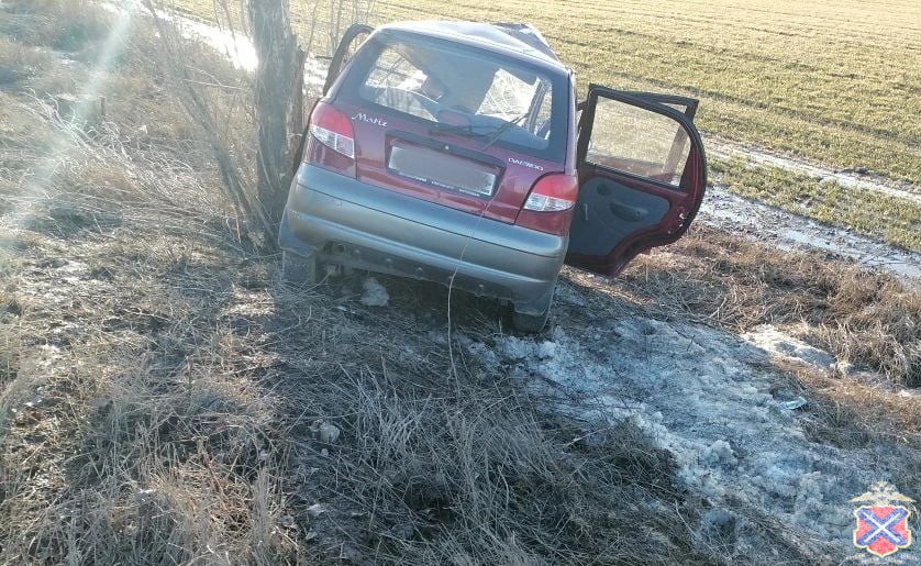 Водитель погиб за рулем Daewoo Matiz после столкновения с деревом под Волгоградом