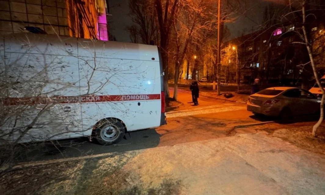 Водитель скорой помощи попал под колеса служебного авто в Волгограде