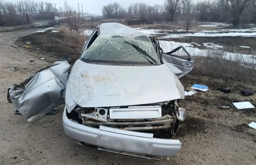 Водитель без прав выехал на обочину и опрокинулся в Волгоградской области