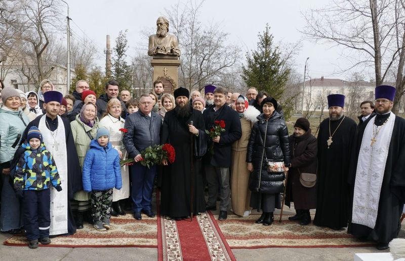 Памятник Луке Крымскому открыли в парке больницы №5 в Волгограде
