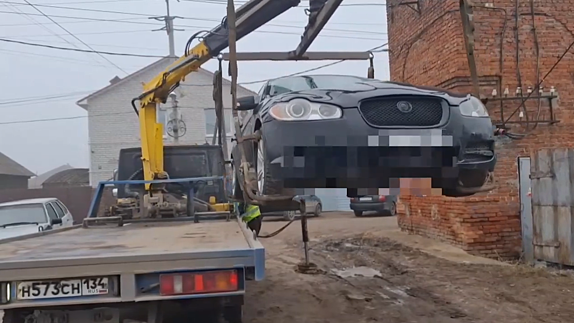 У волгоградки отобрали «Ягуар» за долги по кредиту и штрафам на 2 млн рублей