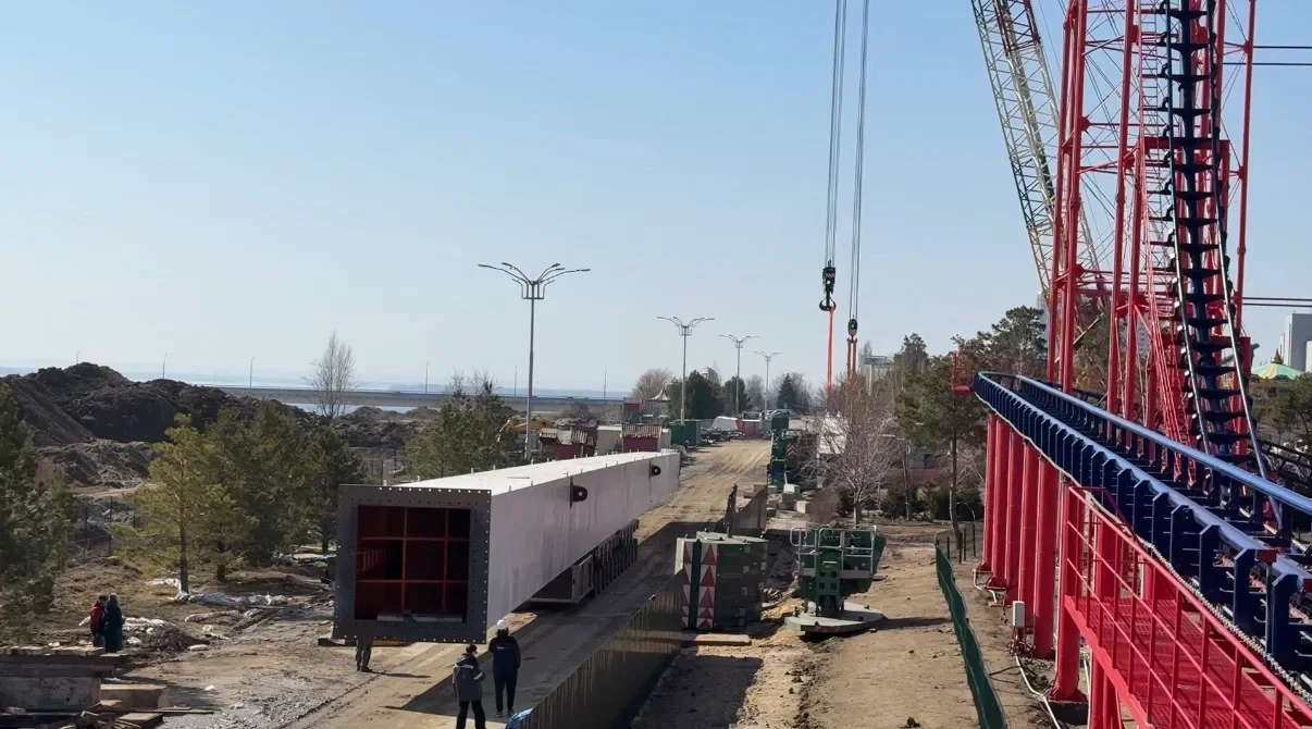 Колонны для колеса обозрения доставляют в ЦПКиО Волгограда на самоходном транспортере