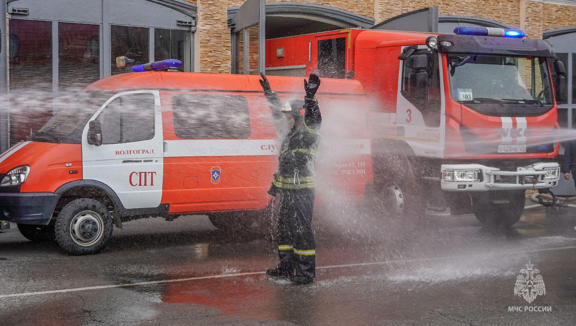 В Волгограде огнеборца с 25-летним стажем проводили на пенсию, окатив водой