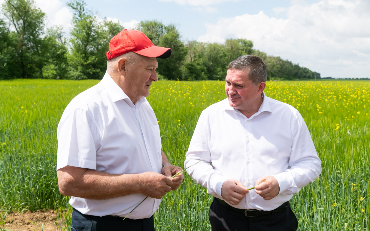 Андрей Бочаров поздравил Александра Колесниченко с присвоением звания Героя Труда РФ