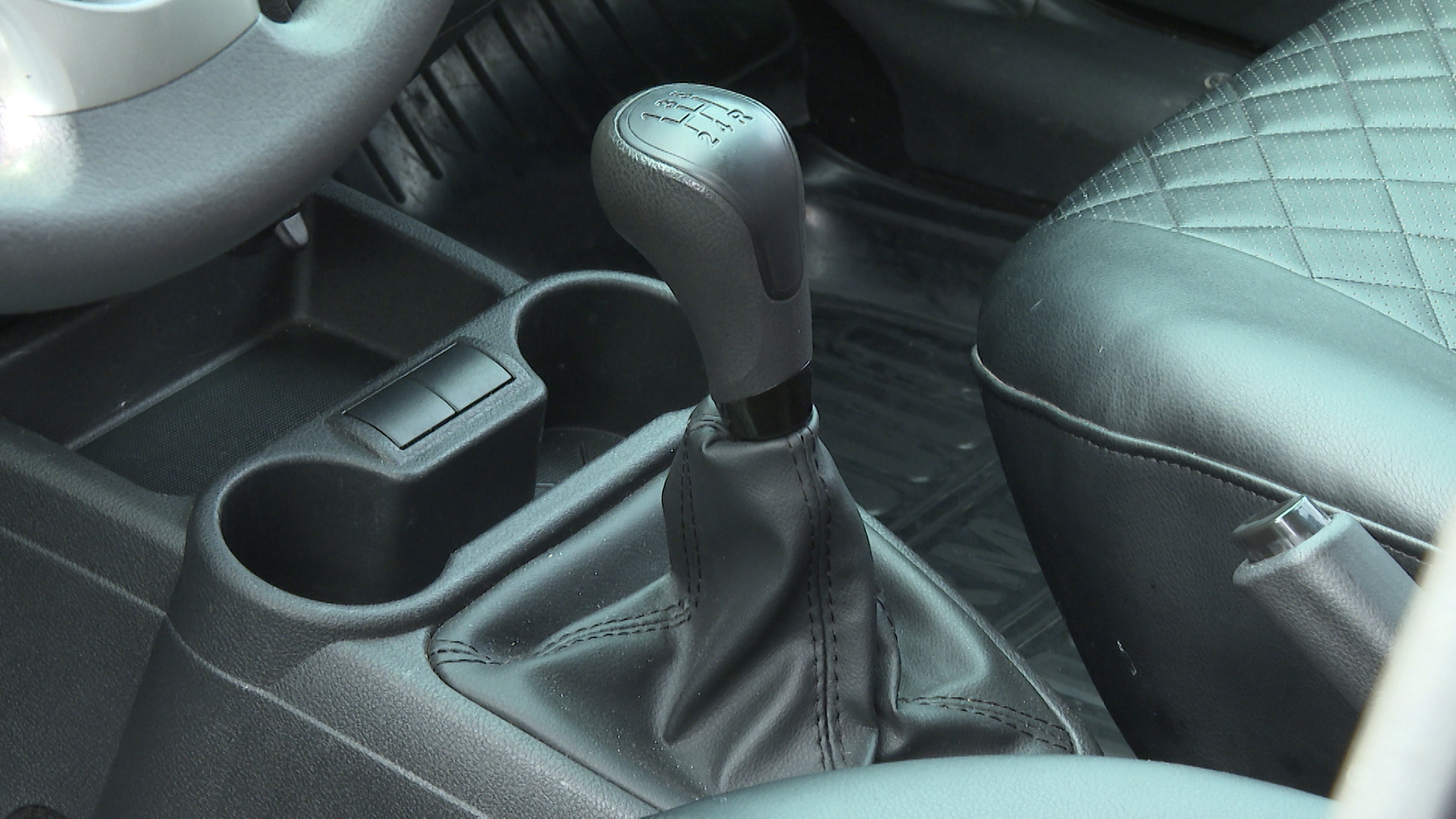 На подростка завели уголовное дело за кражу вещей из иномарки в Волгограде