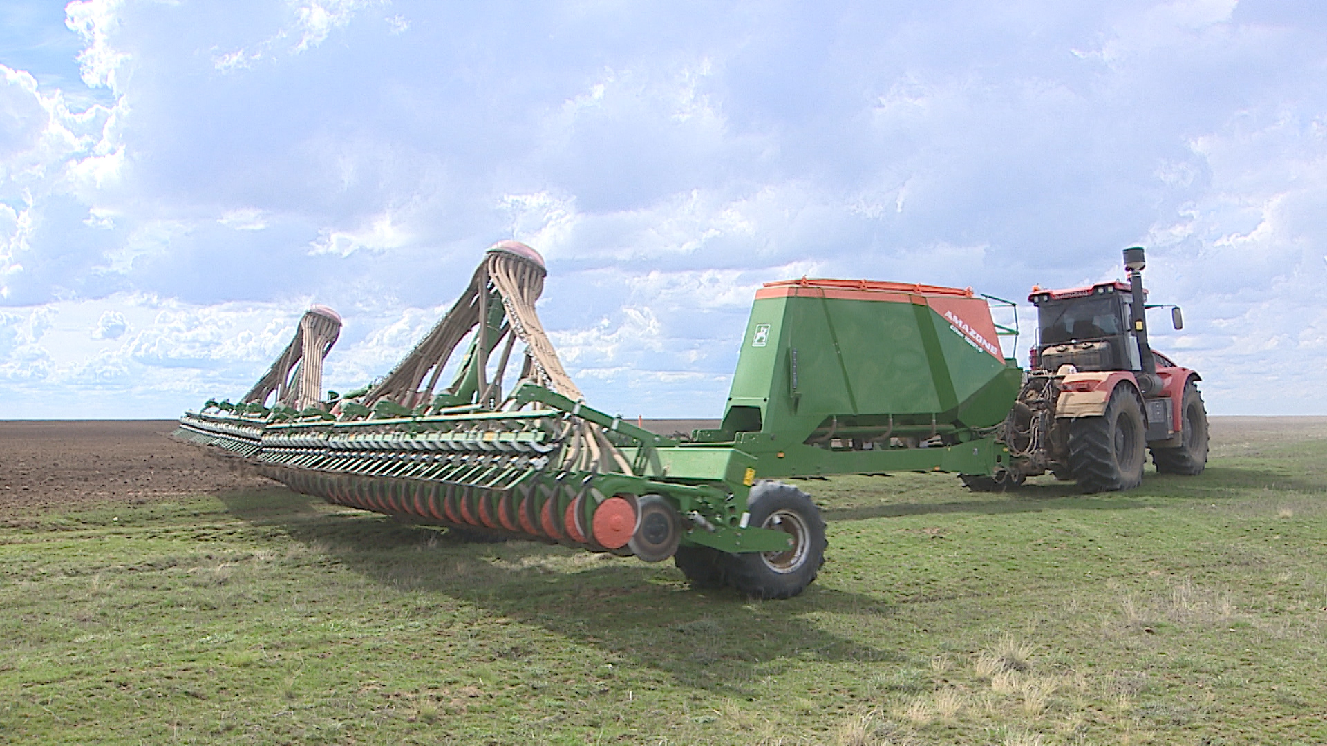 Старт посевной: волгоградские аграрии превращают в пашню заросшие пустыри