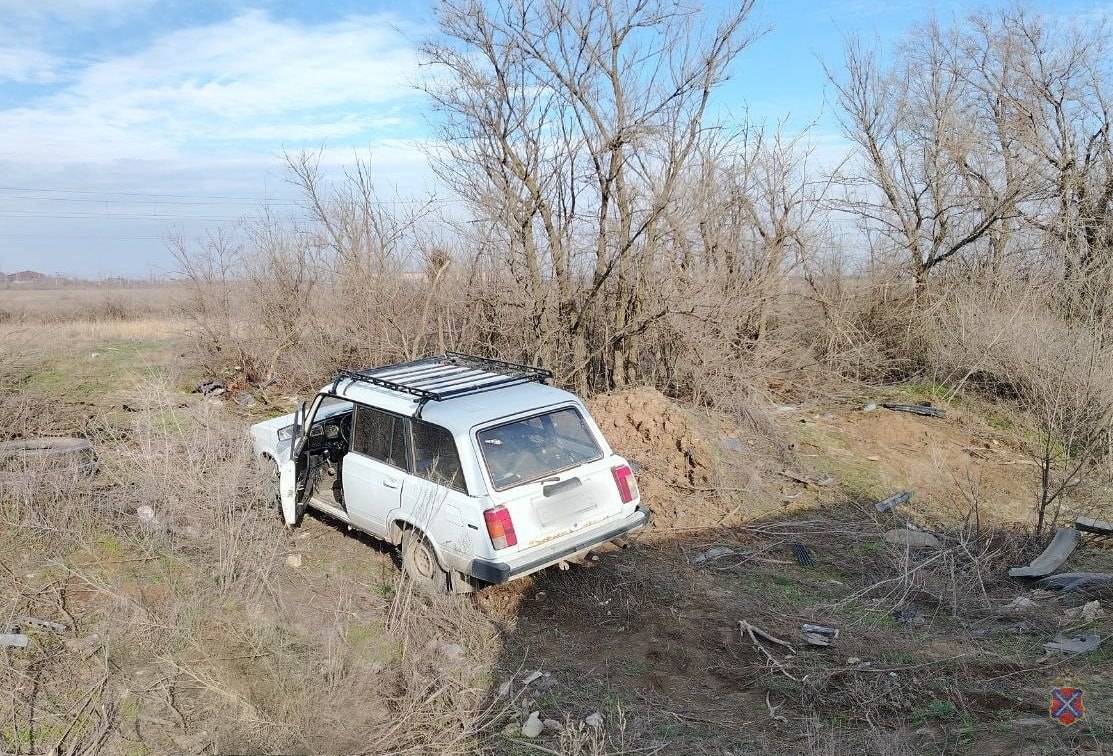Водитель не справился с управлением и опрокинул машину в кювет в Волгограде