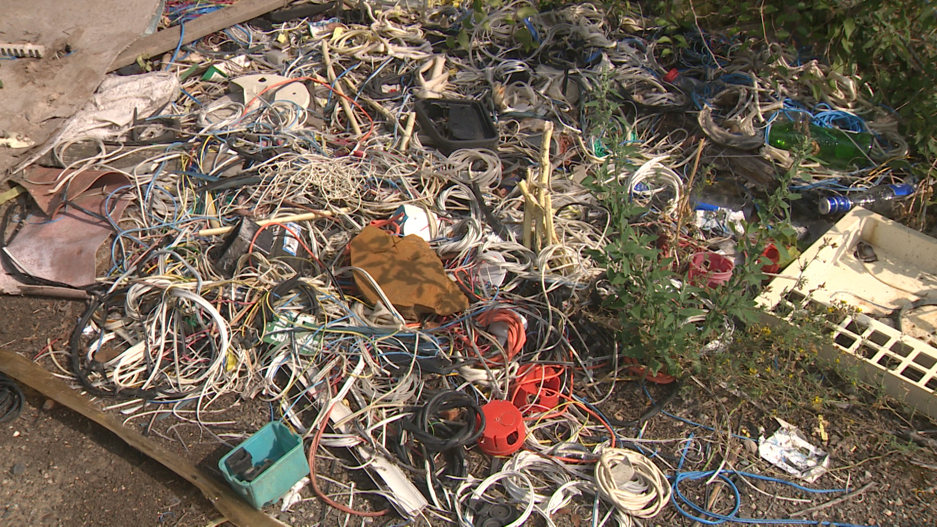 Производственные отходы захламили плодородные земли в Волгоградской области