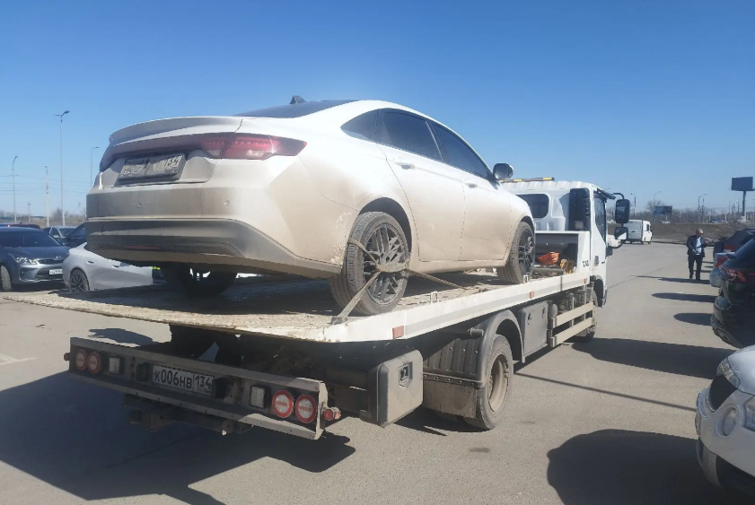 Под Волгоградом мужчина лишился машины за долги на 2 млн рублей