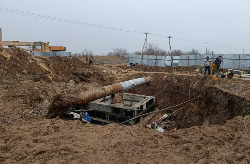 На юге Волгограда меняют более 40 метров ветхого трубопровода